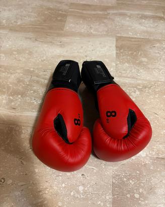 guantoni e caschetto da boxe