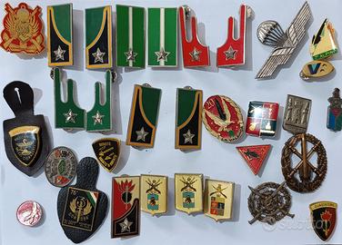 collezione di distintivi e mostrine militari