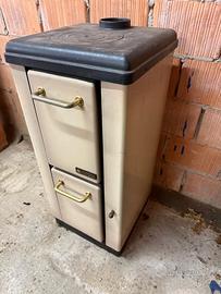 Stufa a legna La Nordica smaltata con piastra