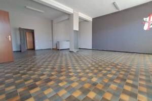 Locale commerciale con 4 vetrine