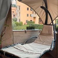 Lettino da giardino beige e nero