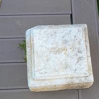 antica base in pietra 