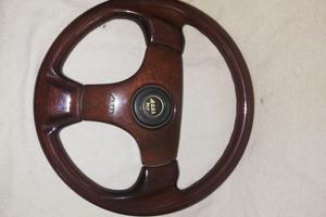 Volante sportivo vintage in legno 