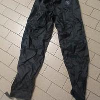 Galosce, copriguanti e pantaloni impermeabili moto
