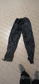 Galosce, copriguanti e pantaloni impermeabili moto