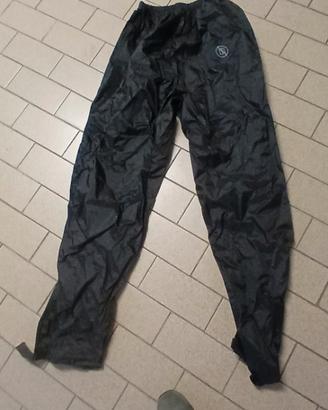 Galosce, copriguanti e pantaloni impermeabili moto