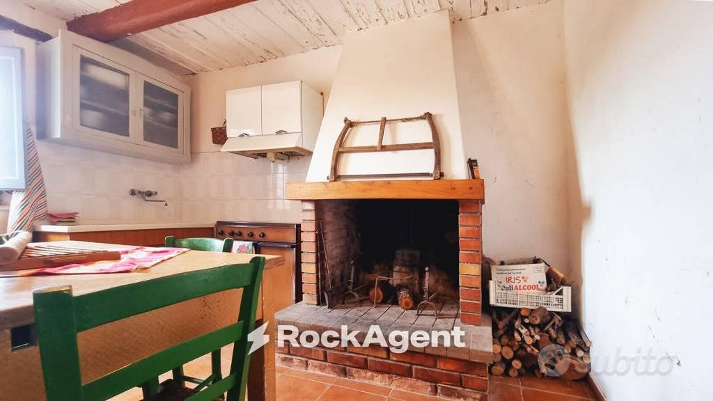 Rustico / Casale di 300 m² con più di 5 locali e b - Altro