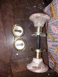 Pomelli, maniglia e fermature per porte interne