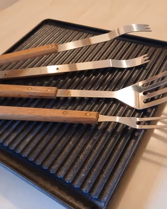 Set utensili barbecue e piastra in ghisa