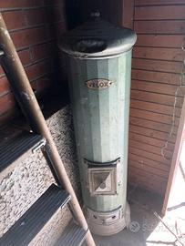 Vecchio scalda bagno a legna