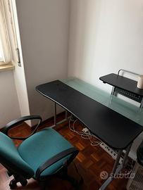 Scrivania con porta pc
