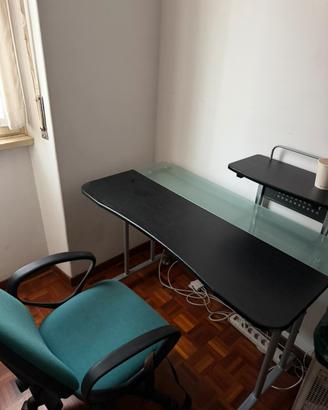 Scrivania con porta pc