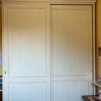 Armadio in legno due ante scorrevoli