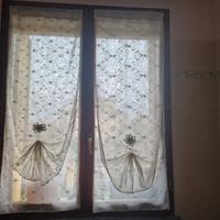 Coppia di tende a vetro ricamate (57x100) + 2 Cala