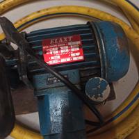 pompa per travasare vino. 