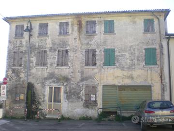 3 numeri civici con giardino