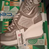 Agile sneakers con zeppa e lacci