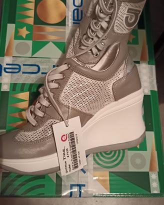 Agile sneakers con zeppa e lacci