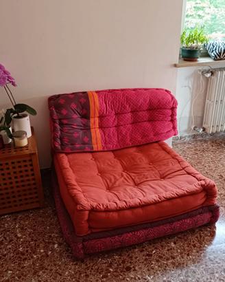 Divanetto con due cuscini  