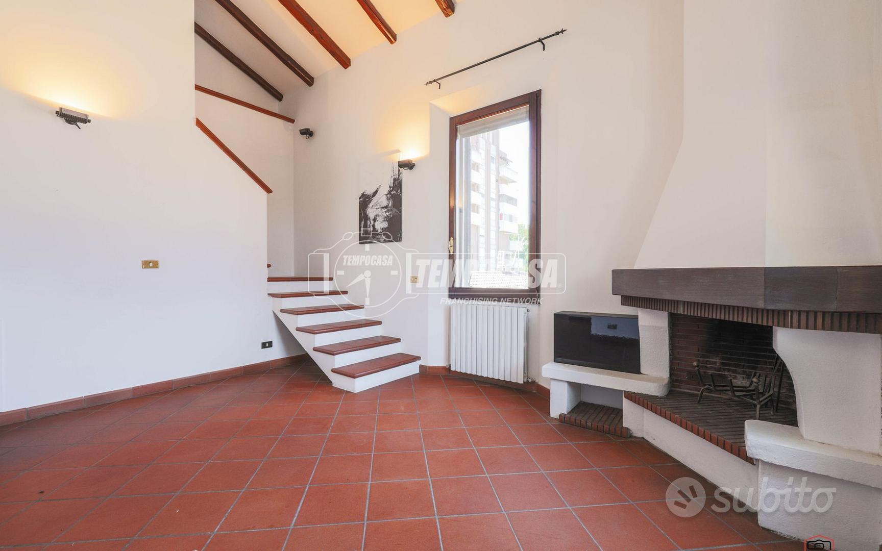 Appartamento su due livelli con terrazzo, in palaz
