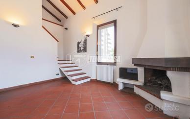 Appartamento su due livelli con terrazzo, in palaz