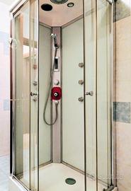 Doccia con radio ed idromassaggio incorporati