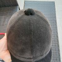 Casco e pantaloni abbigliamento Ippica