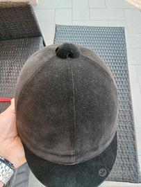 Casco e pantaloni abbigliamento Ippica