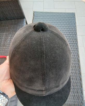 Casco e pantaloni abbigliamento Ippica