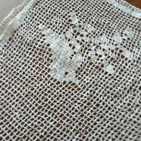 Runner in filet di cotone bianco con uccellini