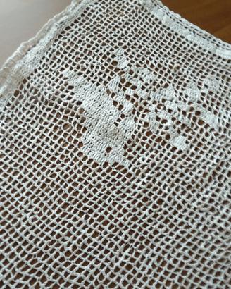 Runner in filet di cotone bianco con uccellini
