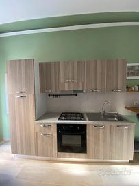 Cucina completa di elettrodomestici