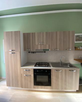 Cucina completa di elettrodomestici