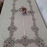 Tovaglia ricamata a mano a tombolo 