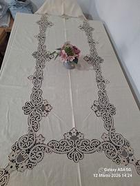 Tovaglia ricamata a mano a tombolo 