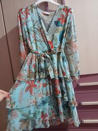 Abito con fiori e pochette.