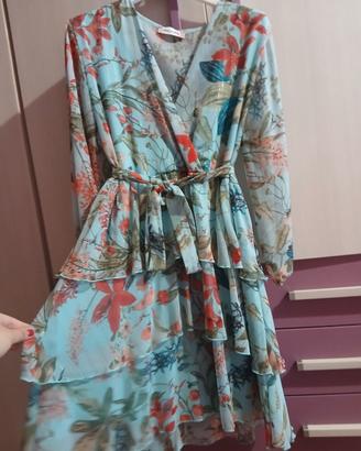 Abito con fiori e pochette.