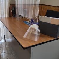 Scrivania da ufficio con cassettiera e poltrona