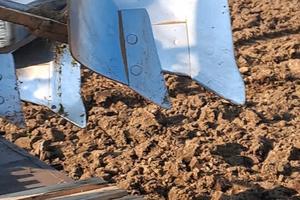 Aratro trivomere Moro