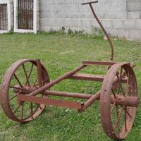 Carro antico in ferro, carretto in ferro battuto