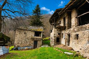 Fabbricati in borgata sopra Sanfront con terreno