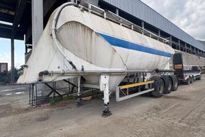 Semirimorchio cisterna per sfusi e cemento