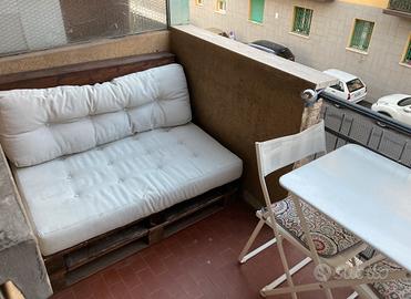 Divanetto pallet con cuscini 120x90 h 82