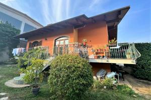 VILLA BIFAMILIARE PIU' CAPANNONE E AMPIO GIARDINO!