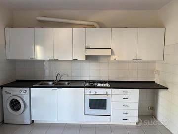 Cucina con forno e piano cottura senza lavatrice