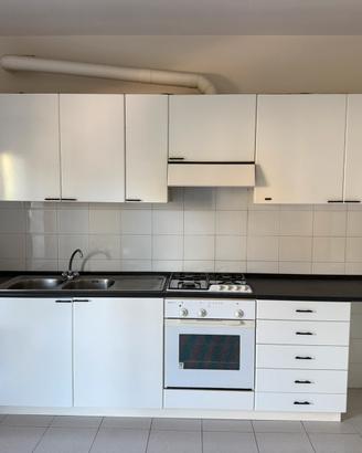 Cucina con forno e piano cottura senza lavatrice