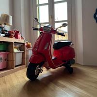 Vespa (Moto) elettrica per bambini – come nuova!