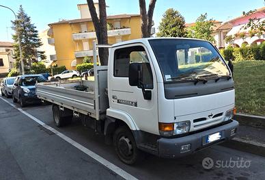 Nissan Cabstar con cassone fisso