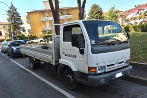 Nissan Cabstar con cassone fisso