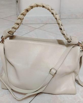 Borsa in pelle color panna da donna firmata.